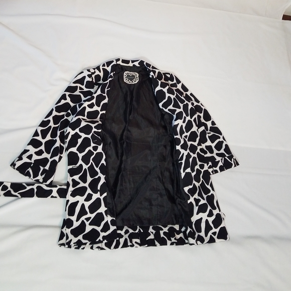 Woman's trench coat with belt - Picture 2 of 7